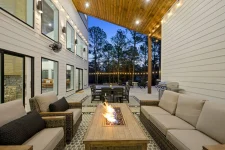 Porch Living at Sunshine Lodge
