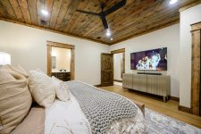 Bedroom at Broken Branch Lodge