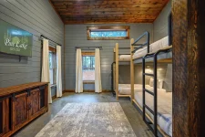 II Elks Lodge guest bedroom with forest views in Broken Bow