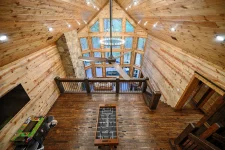 Red Baron Lodge hot tub and outdoor amenities Broken Bow